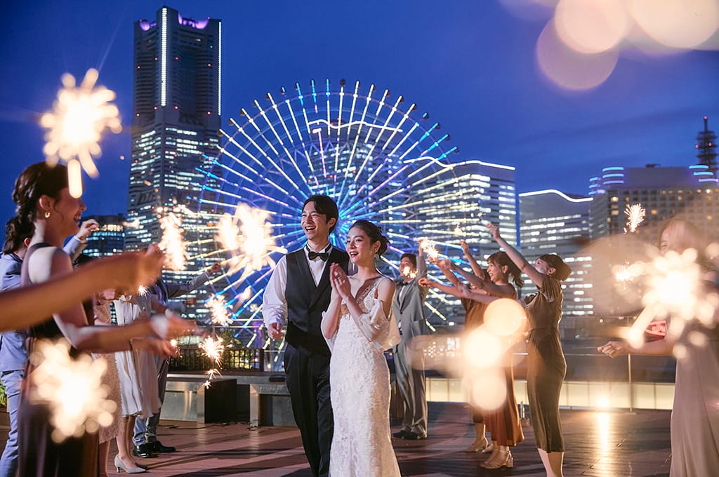 大観覧車のイルミネーションとみなとみらいの夜景でフォト撮影　イメージ